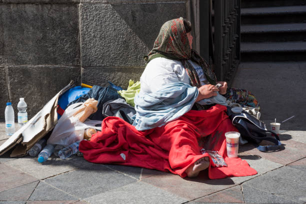 Donna dorme davanti alla chiesa: “Sto facendo un pellegrinaggio”
