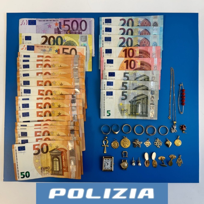 Truffatori smascherati con il bottino nascosto nel parafango: colpivano gli anziani fingendosi Carabinieri