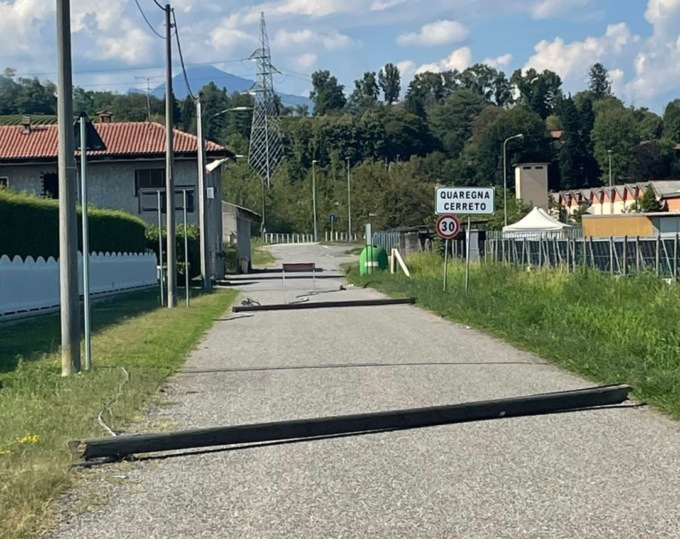 Camion con rimorchio aggancia e abbatte pali della luce