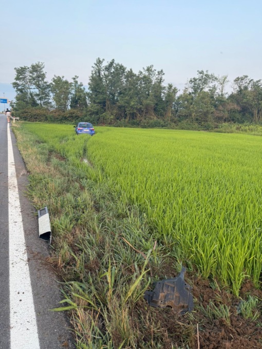 Incidente autonomo all’alba a Villanova Biellese: auto finisce in una risaia