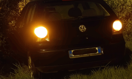 Incidente notturno a Lessona: auto fuori strada contro un albero, conducente scomparso