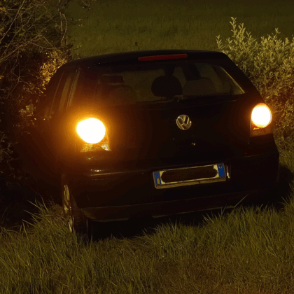 Incidente notturno a Lessona: auto fuori strada contro un albero, conducente scomparso