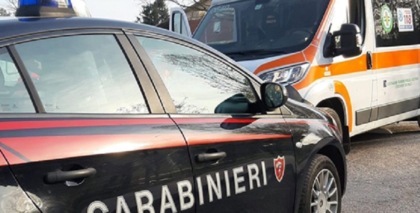 Perde il controllo della moto e si schianta contro un muro: gravissimo in ospedale