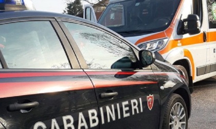 Perde il controllo della moto e si schianta contro un muro: gravissimo in ospedale
