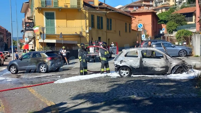 Auto prende fuoco: paura in via Ivrea, intervengono i Vigili del Fuoco