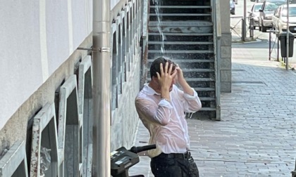 Fuori dalle scuole i festeggiamenti sfrenati e esagerati dei neodiplomati