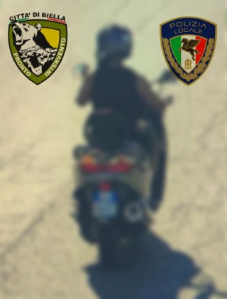 Bloccato dalla Polizia locale mentre circolava per Biella: sulla targa del nastro adesivo.