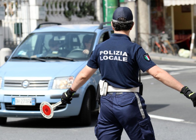 Senza assicurazione né patente e con la targa contraffatta: denunciato un motociclista