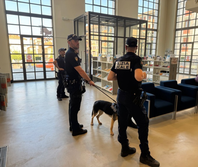 Ubriachi disturbano in biblioteca: intervento della Polizia locale in Piazza Curiel
