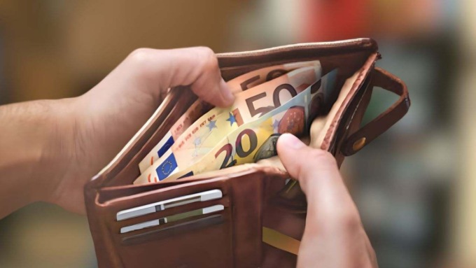 Rinvenuto portafoglio con oltre 500 euro: cittadino lo consegna ai Carabinieri