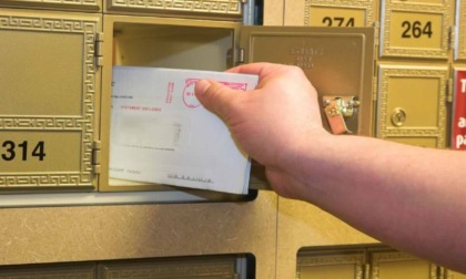 Rubava le lettere e il vicino la scopre: in casa sua la posta di tutto il condominio