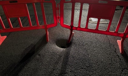 Una profonda buca si apre al Vandorno: strada chiusa in via precauzionale