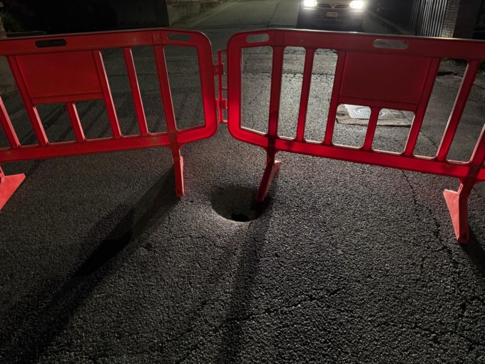 Una profonda buca si apre al Vandorno: strada chiusa in via precauzionale