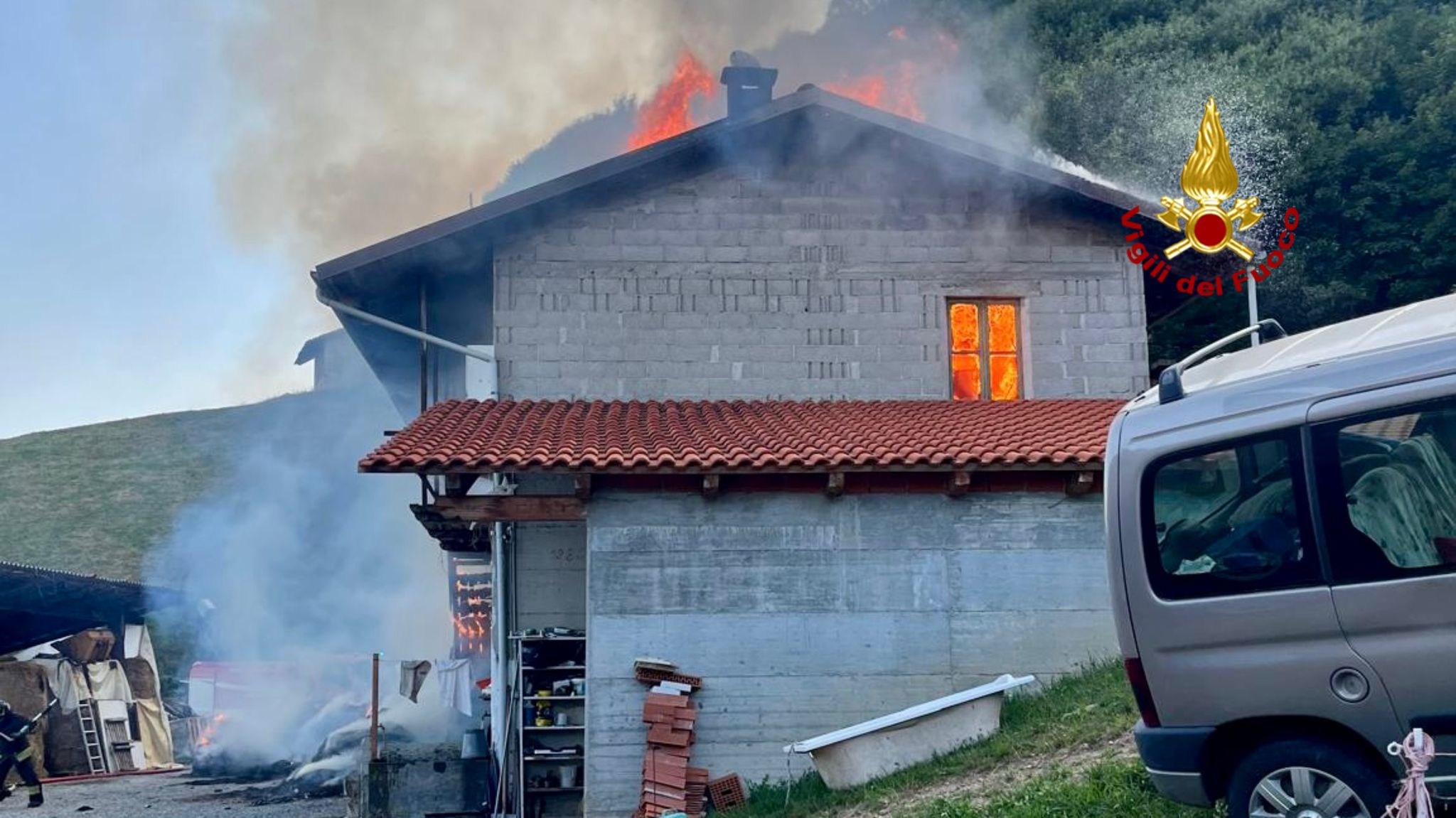 Vigili del Fuoco impegnati a Sordevolo nella Cascina in fiamme 1