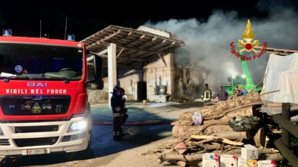 Maxi incendio a Sordevolo: in fiamme una cascina centenaria, salvi proprietari e animali