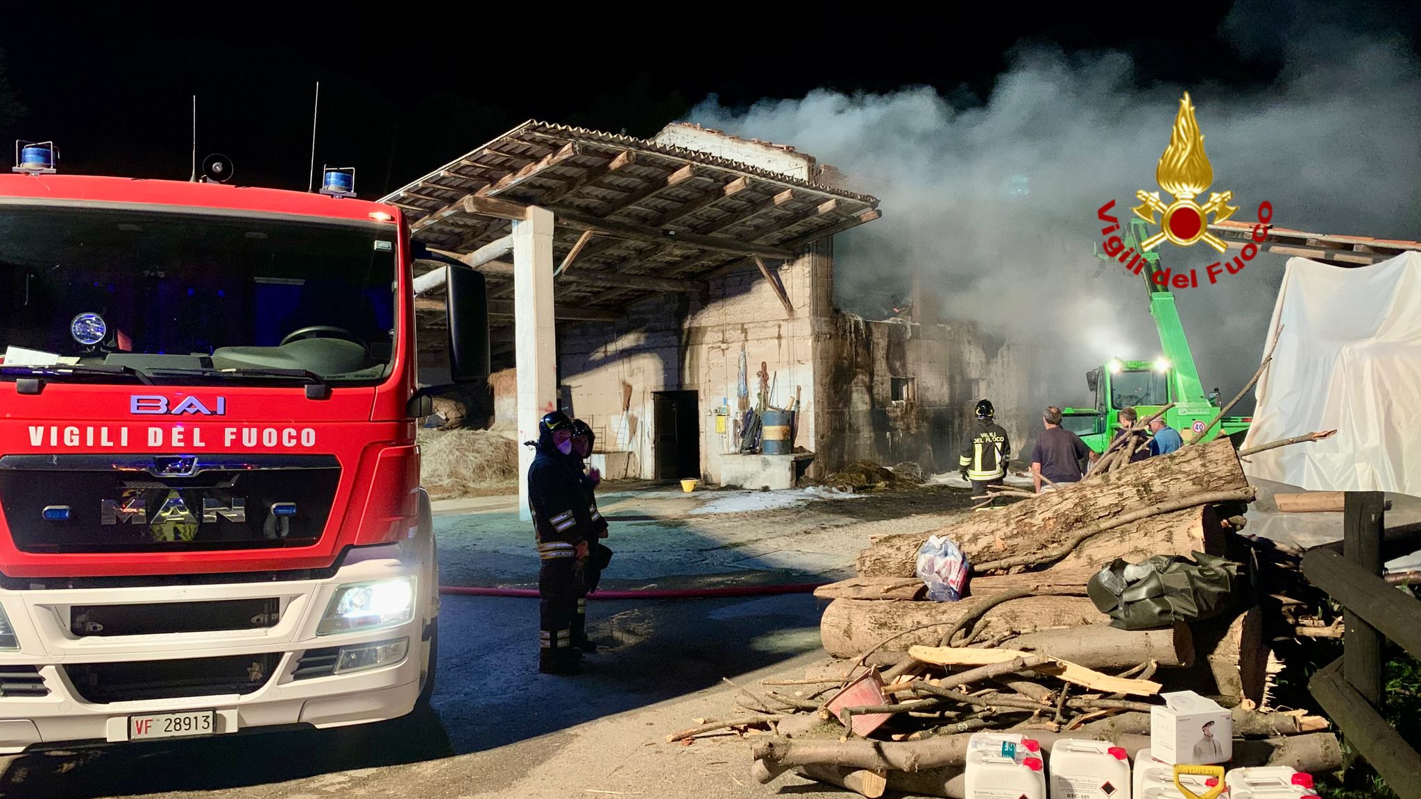 Vigili del Fuoco impegnati a Sordevolo nella Cascina in fiamme 2 incendio a Sordevolo