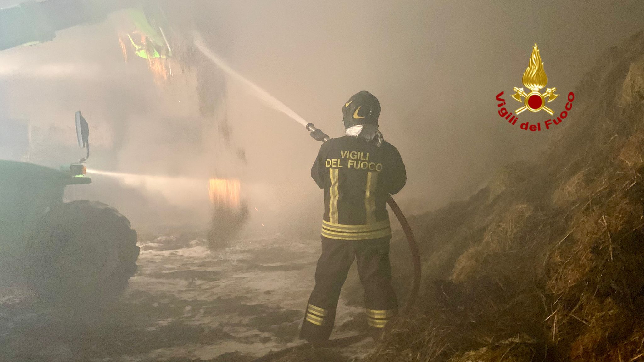 Vigili del Fuoco impegnati a Sordevolo nella Cascina in fiamme 3