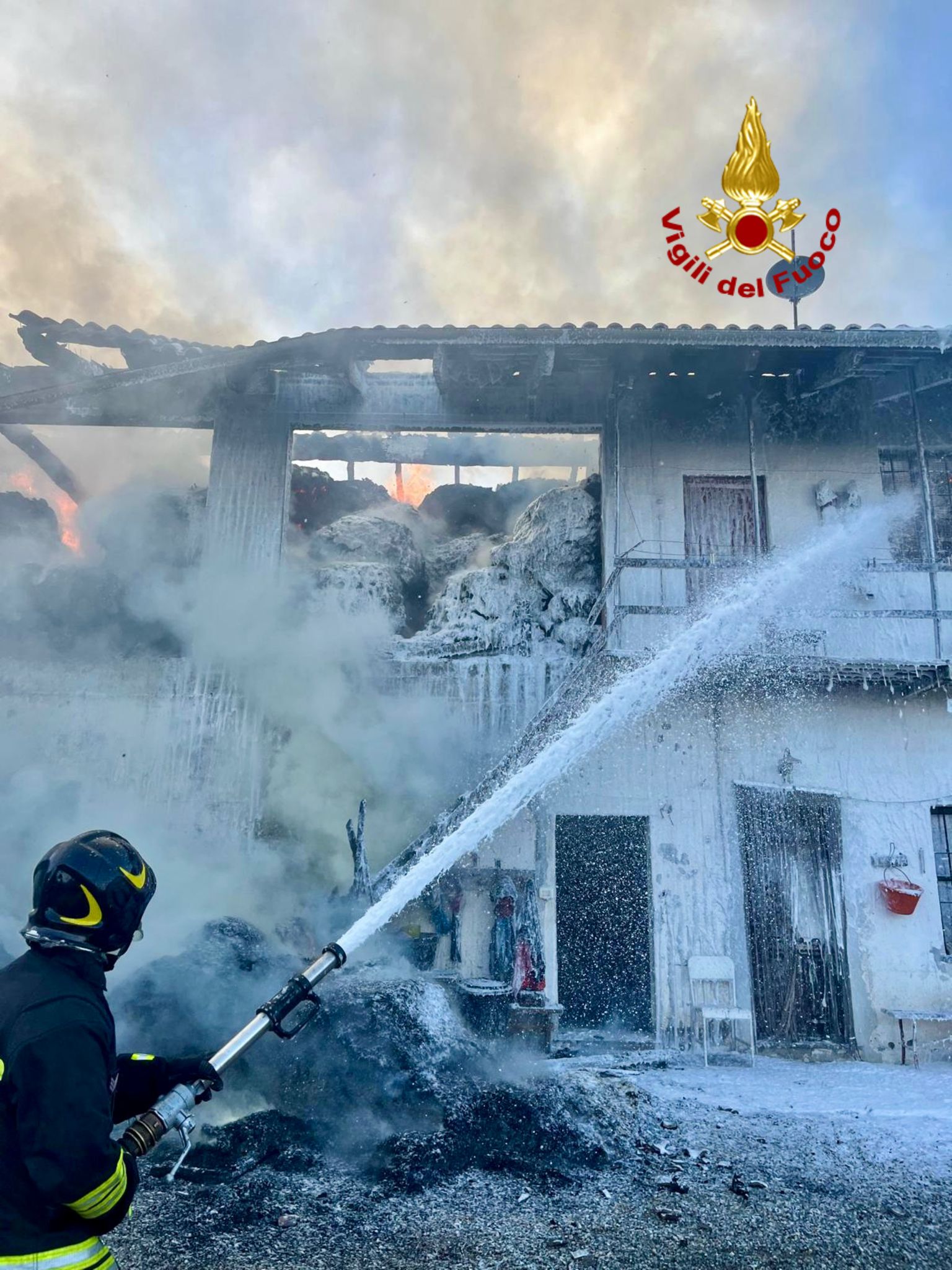 Vigili del Fuoco impegnati a Sordevolo nella Cascina in fiamme 4