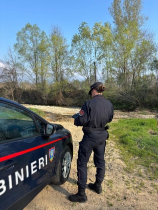 Pray, rifiuti abbandonati vicino alla chiesa: denunciata una donna di Milano