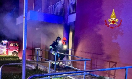 Incendio in una palazzina a Chiavazza: un morto e sette intossicati