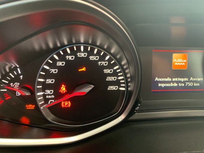 Spia AdBlue accesa: cosa indica e cosa è bene sapere