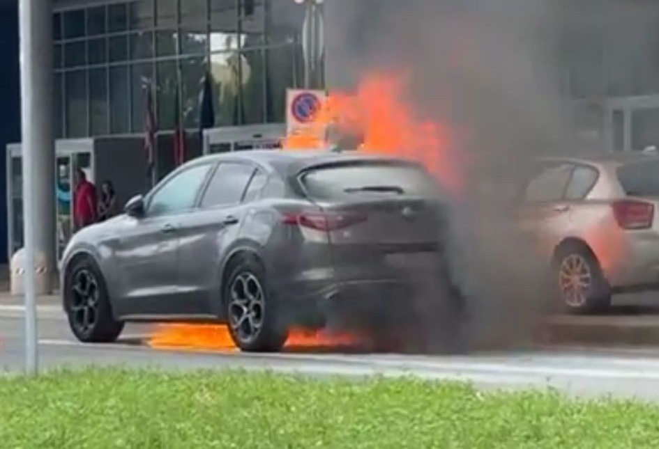 Auto in fiamme all'ospedale Auto in fiamme di fronte all'ospedale