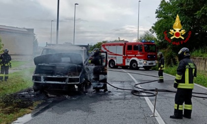 Furgone in fiamme lungo la strada: intervengono i Vigili del fuoco