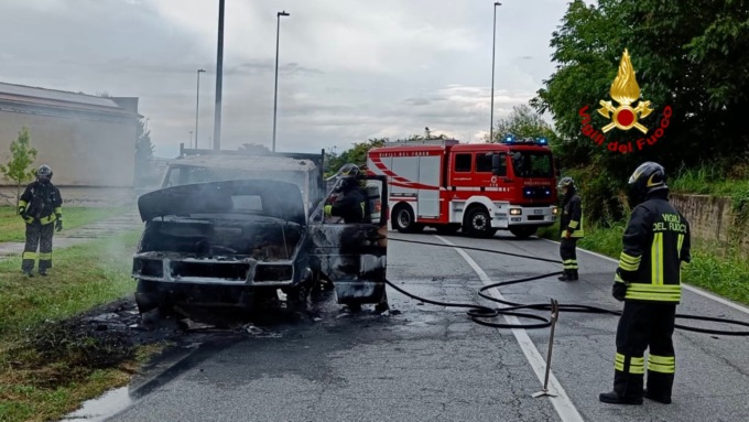 Furgone in fiamme lungo la strada: intervengono i Vigili del fuoco