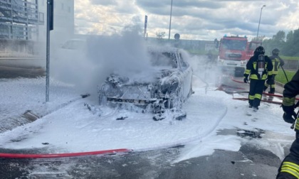 Auto in fiamme di fronte all'ospedale: tempestivo intervento dei Vigili del Fuoco
