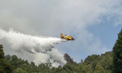 Incendio all’Alpe Noveis: in azione canadair, vigili del fuoco e squadre AIB