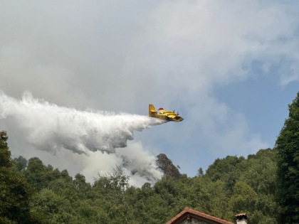 Incendio all’Alpe Noveis: in azione canadair, vigili del fuoco e squadre AIB