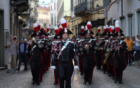 La fanfara dei carabinieri sfila in via Italia e in piazza Vittorio Veneto