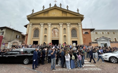 Lutto cittadino a Candelo per Cristian Bonifacio: oggi i funerali fra la folla di persone