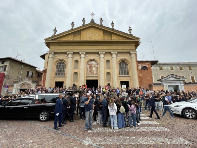 Lutto cittadino a Candelo per Cristian Bonifacio: oggi i funerali fra la folla di persone