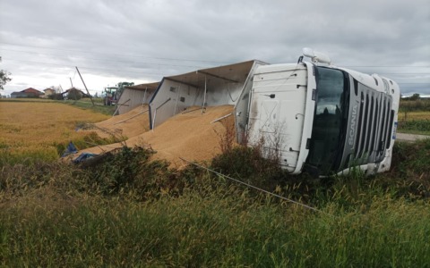 Camion carico di riso si ribalta lungo la strada: autista illeso