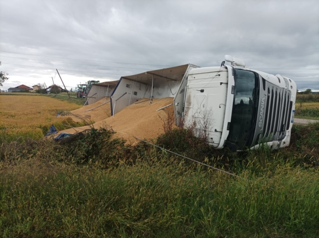 Camion carico di riso si ribalta lungo la strada: autista illeso