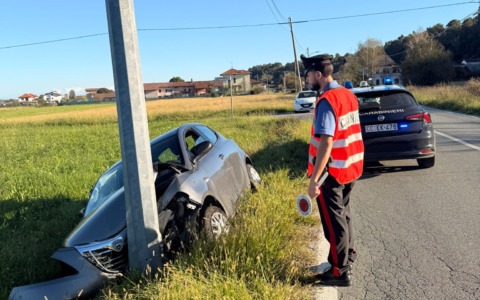 Si schianta contro un palo, donna finisce in pronto soccorso