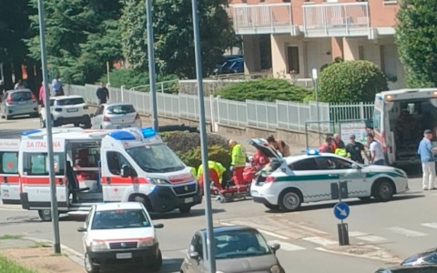 Incidente alla rotonda tra via Galimberti e via Addis Abeba