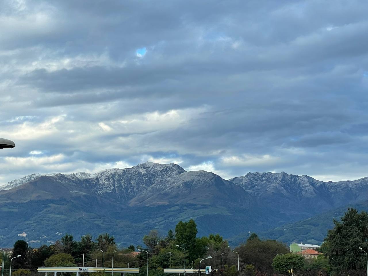 Prima spolverata di neve sulle cime biellesi: l’autunno porta aria d’inverno