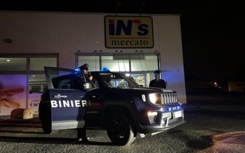 Trova una carta di credito e la usa per fare acquisti: denunciato un giovane biellese