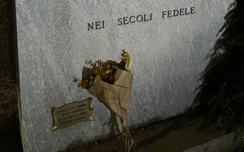 Biella si stringe all’Arma: fiori davanti al Comando per i carabinieri morti nell’esplosione di Verona