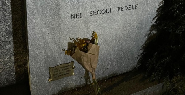 Biella si stringe all’Arma: fiori davanti al Comando per i carabinieri morti nell’esplosione di Verona
