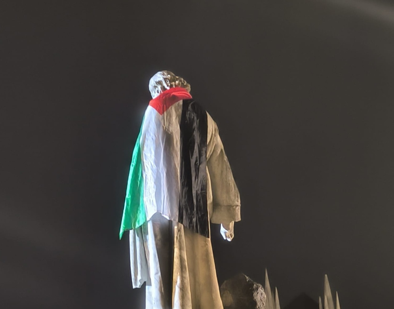 Manifestazione pro-Palestina in Piazza Duomo: la Fontana del Mosè avvolta nella bandiera palestinese