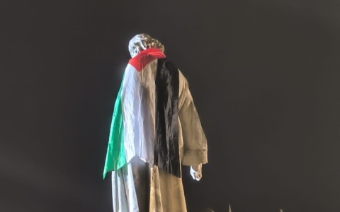 Manifestazione pro-Palestina in Piazza Duomo: la Fontana del Mosè avvolta nella bandiera palestinese