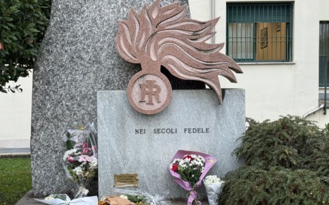 Biella in lutto per i tre carabinieri uccisi nel Veronese: oggi i funerali, la città si stringe all’Arma