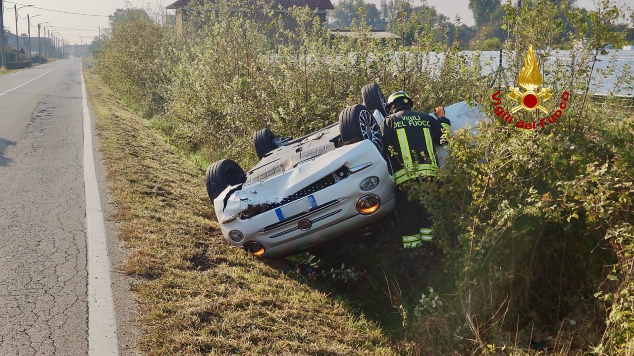 Auto si ribalta in un fosso dopo uno schianto: intervento dei Vigili del Fuoco
