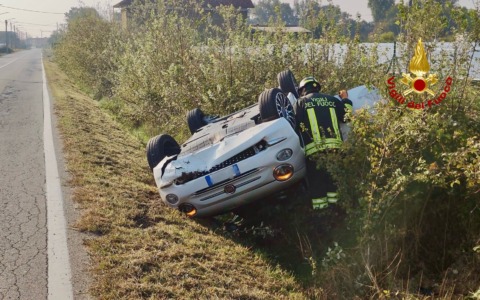 Auto si ribalta in un fosso dopo uno schianto: intervento dei Vigili del Fuoco
