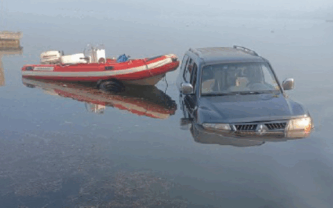 Viverone, auto nel lago insieme al gommone, salvo per miracolo