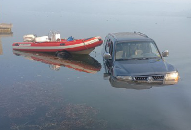 Viverone, auto nel lago insieme al gommone, salvo per miracolo