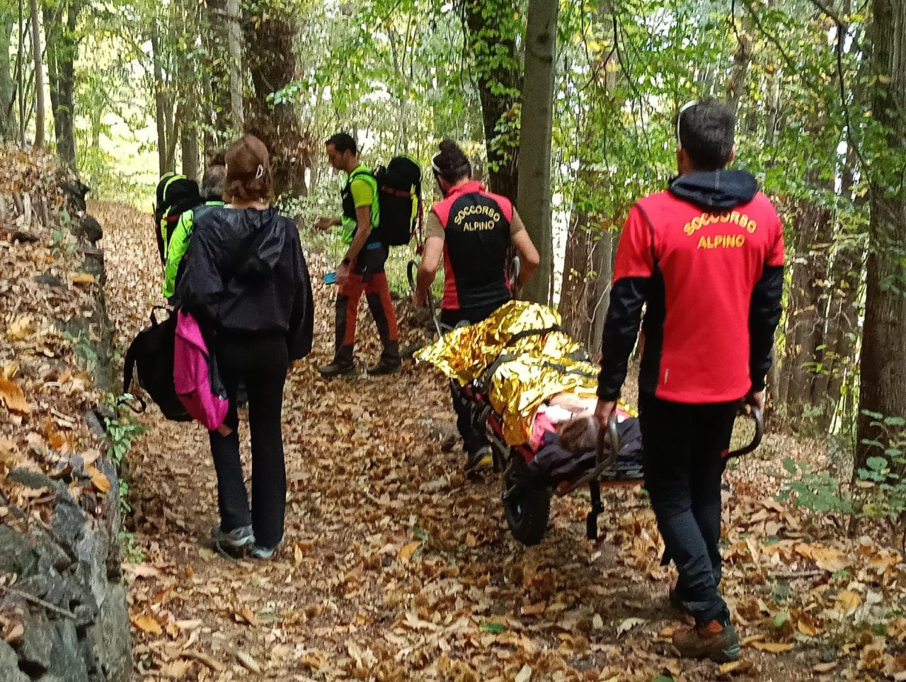 Escursionista soccorsa sul sentiero della Brughiera: sospetta lussazione a una spalla